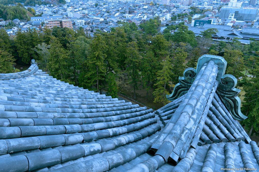 松江城天守の展望台から眺める松江市街 10790005893 の写真・イラスト素材アマナイメージズ