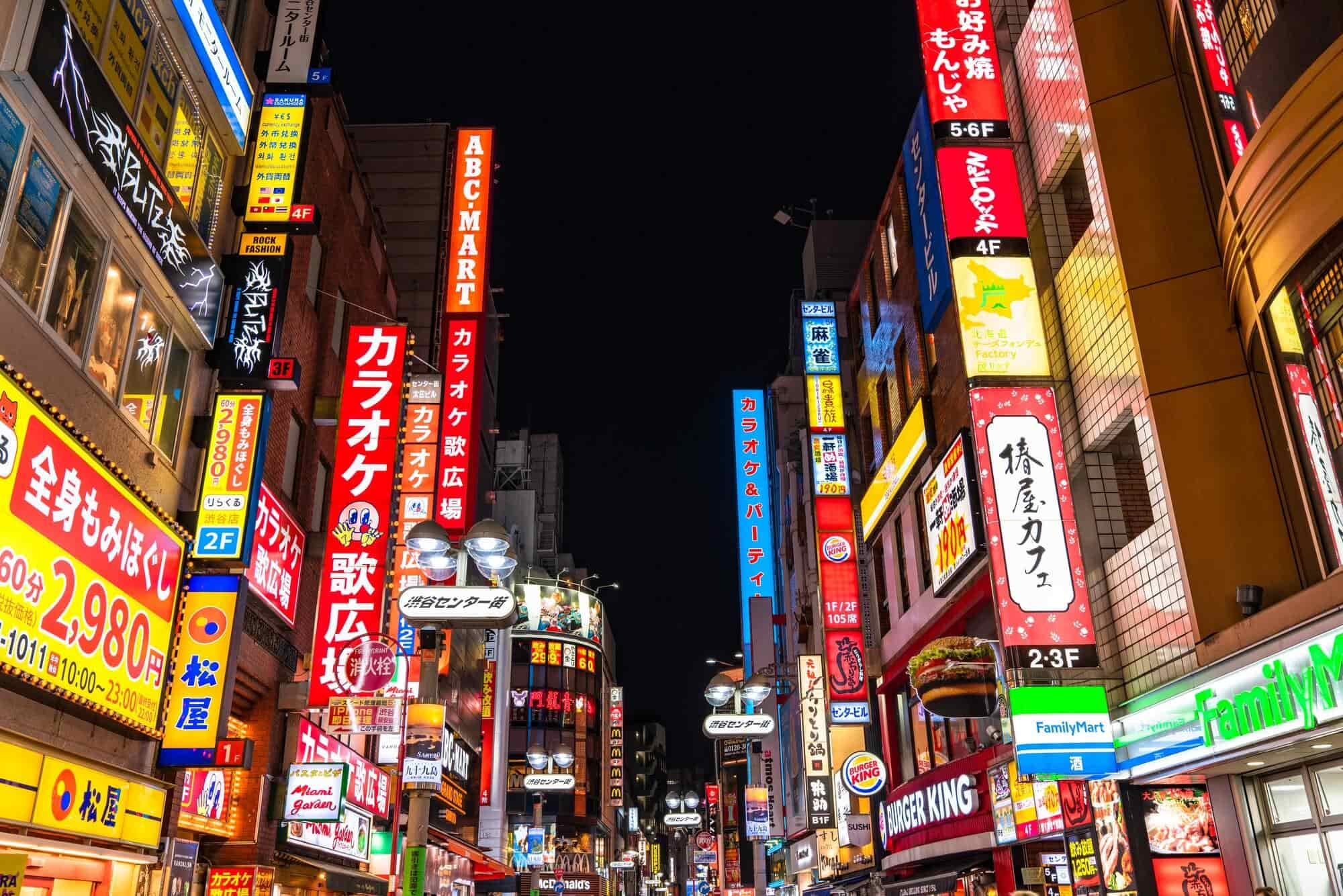 写真]【東京・夜の繁華街ルポ（2）】外国人や若者が渋谷センター街でバカ騒ぎ、歌舞伎町ホスト・風俗嬢の言い分とは？ | 文春オンライン