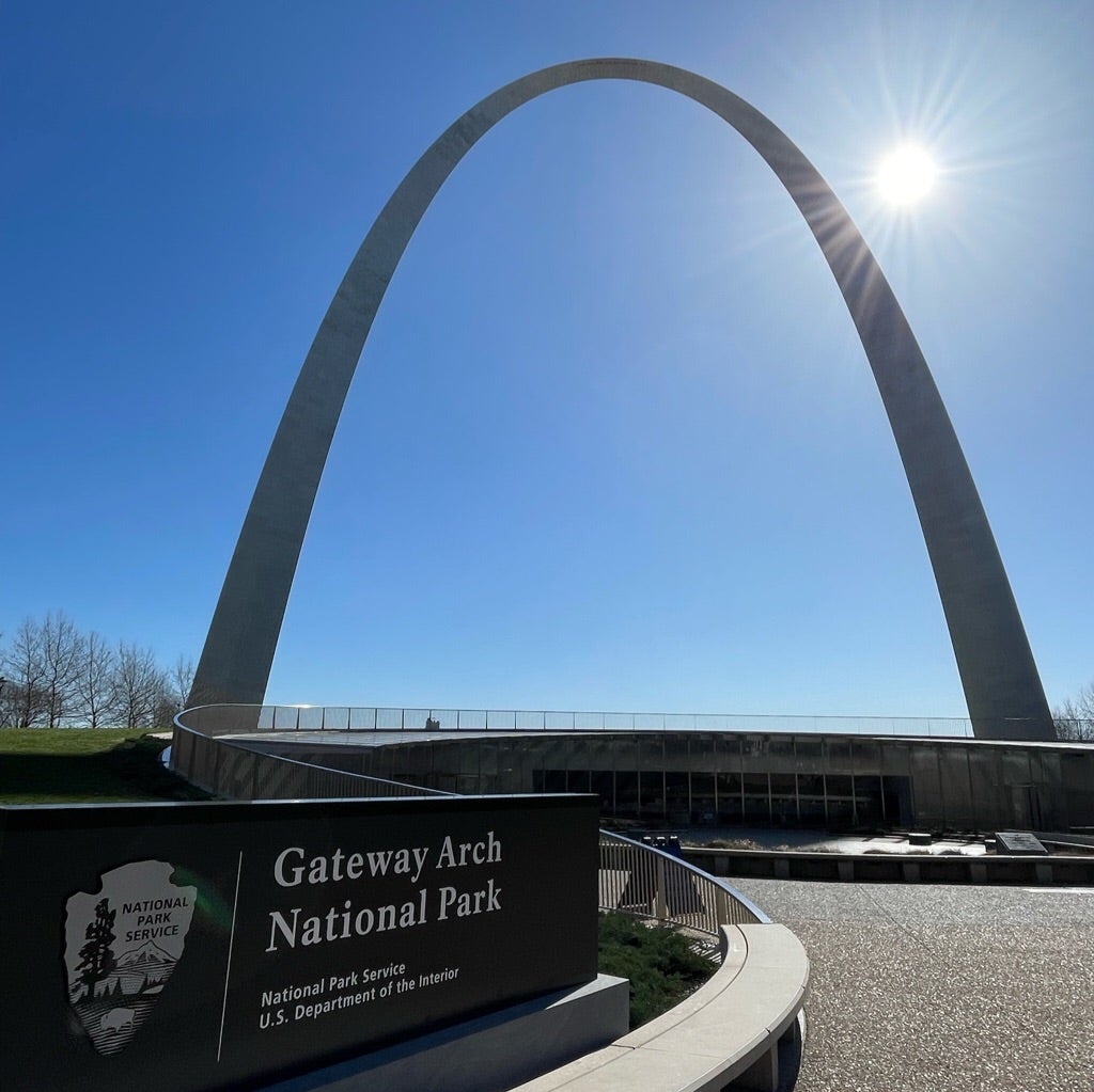 ゲートウェイ アーチセントルイス ダウンタウン- ツアーとアクティビティエクスペディア