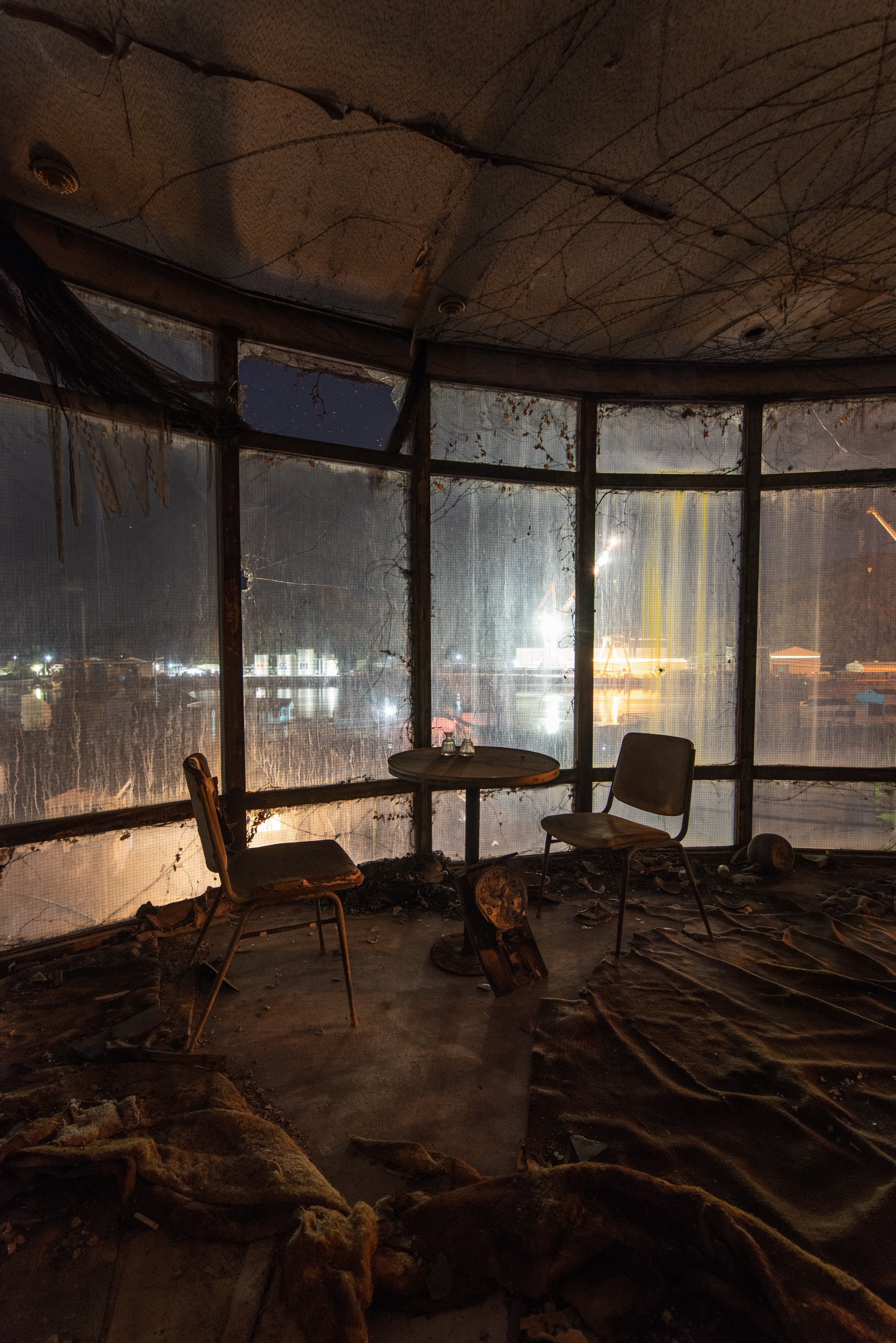 廃墟ホテルの屋上にゴンドラが転がってます。降ろしたのか、落ちたのか。 現在は町内ごみ集積所。 廃墟廃墟ホテルruinsうずしお観光ビル尾道