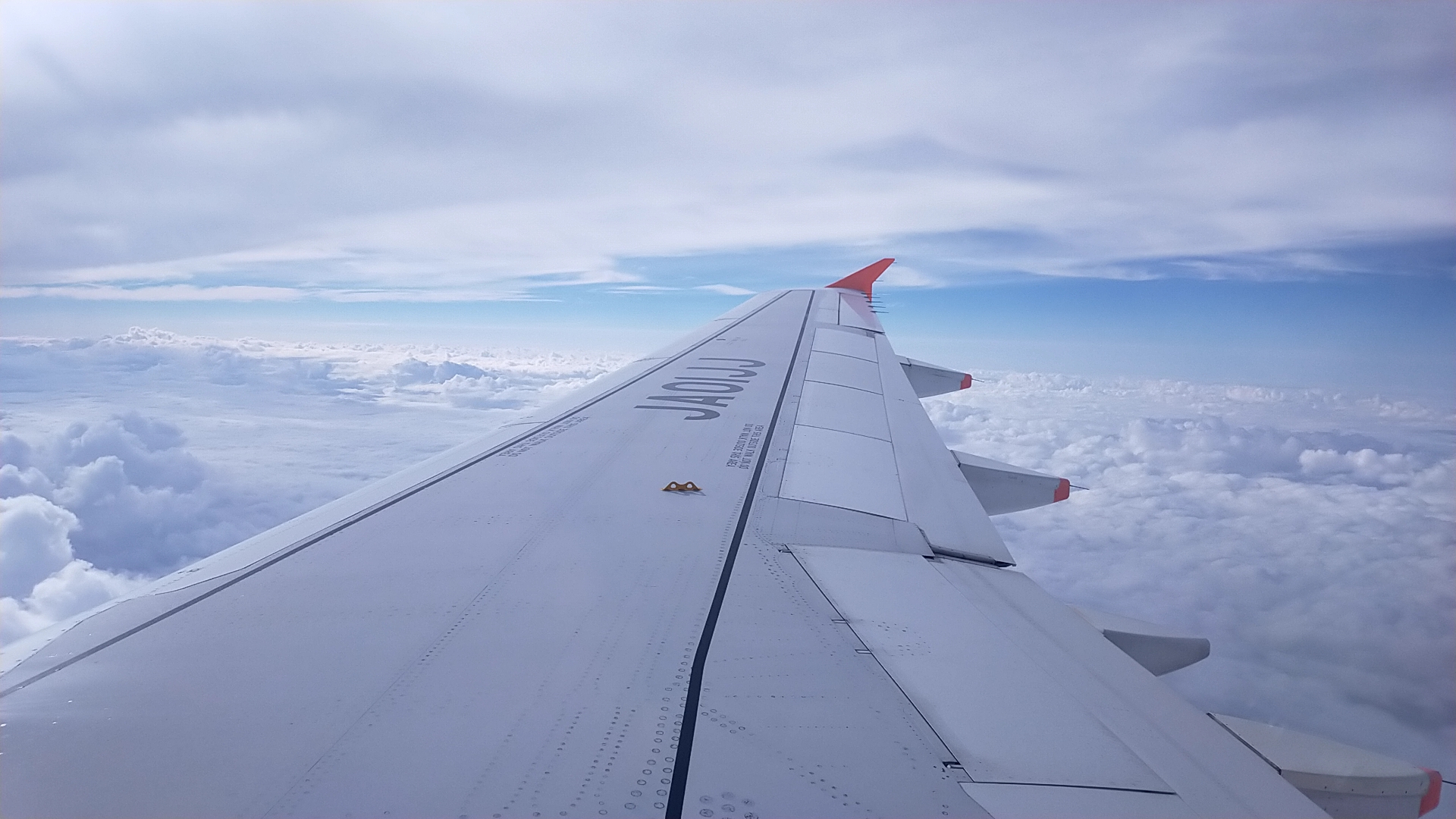 飛行機の窓から見た飛行機の翼と青空と白い雲風景写真168234528 毎月1点無料 フリー のストックフォト