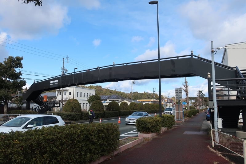 asahi.com 朝日新聞社 ：宇治橋、２０年に１度の架け替え 伊勢神宮で渡始式 -