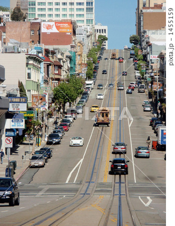 パウエル通りの坂を下るケーブルカー@サンフランシスコ Cable car running