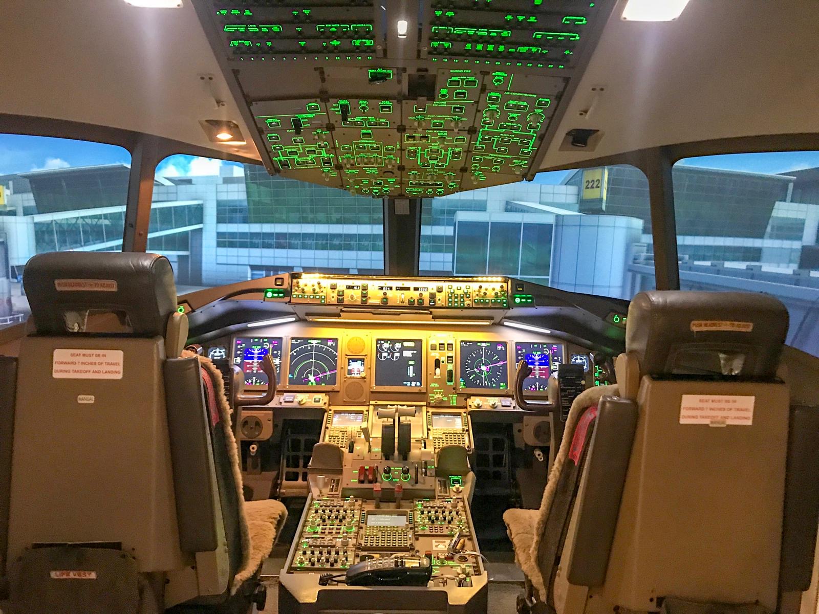 コックピット 飛行機着陸操縦席より