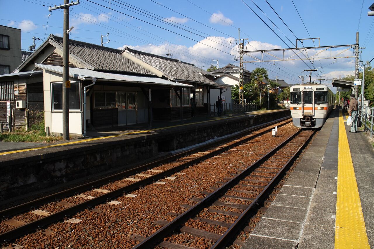 6日目その7】軍需工場の最寄り駅だった飯田線「牛久保駅」で下車！重厚な戦時建築の駅舎は間もなく解体…☆房総＆東海道木造駅舎詣の旅 - 