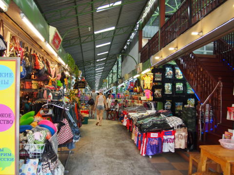 パタヤのナイトマーケット！ お気に入りのシルクシャツもこの中にあります！訪泰時には必ずよりたいスポット♪ ロンペータイパタヤナイトマーケットお土産シャツ買い物市場カリパンカリスマチンパンジーカリスマチンパンジーシモロンペー