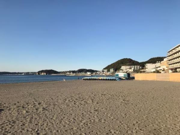 都心から約1時間 海沿いにぽつんと佇む真っ白な「真名瀬バス停」がまるで映画のワンシーンのようだった！ oto-
