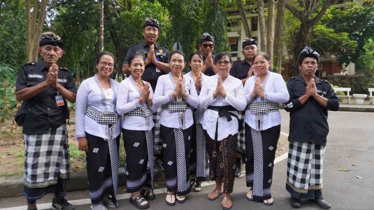 夏〜秋のバリ島旅行の服装 4月〜10月 女性はワンピース、男性はTシャツ絶景in -