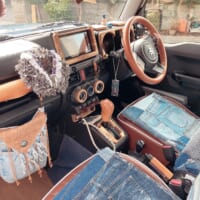 お金をかけずに、少しづつ集めたお気に入りで、 車中カフェをしています🍰 お金があれば、ポータブル電源ところか、 ハイエースみたいな大きな車が買えると思うし、便利で素敵だなと思いますが、