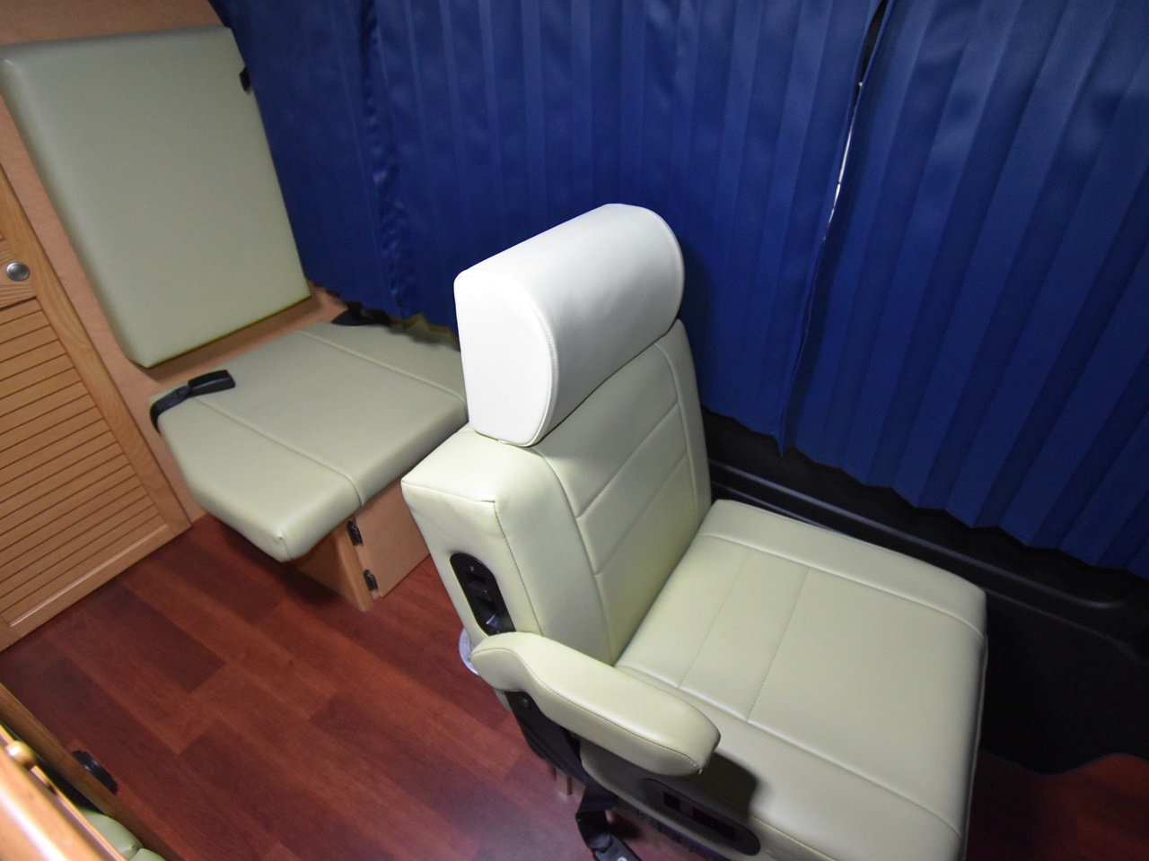 このキャンピングカーが欲しい！ 気分はブルートレイン！ 2段ベッド＆対座ダイネットは二人旅にベストMotor-Fan