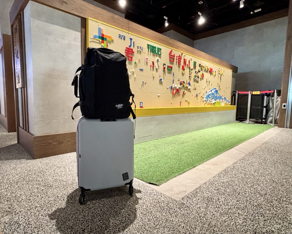 旅の相棒を連れて 石畳の広場に、鮮やかなイエローのスーツケース。 まるで旅そのものが街の色と溶け合って、 次の目的地へと誘ってくれるよう。歩けば、出会いと発見が待っている。