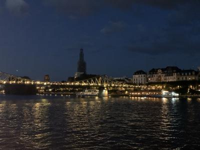 夜のドイツ、フランクフルト・アム・マインの照らされたスカイラインの空中写真の写真 – Unsplashの都市の画像