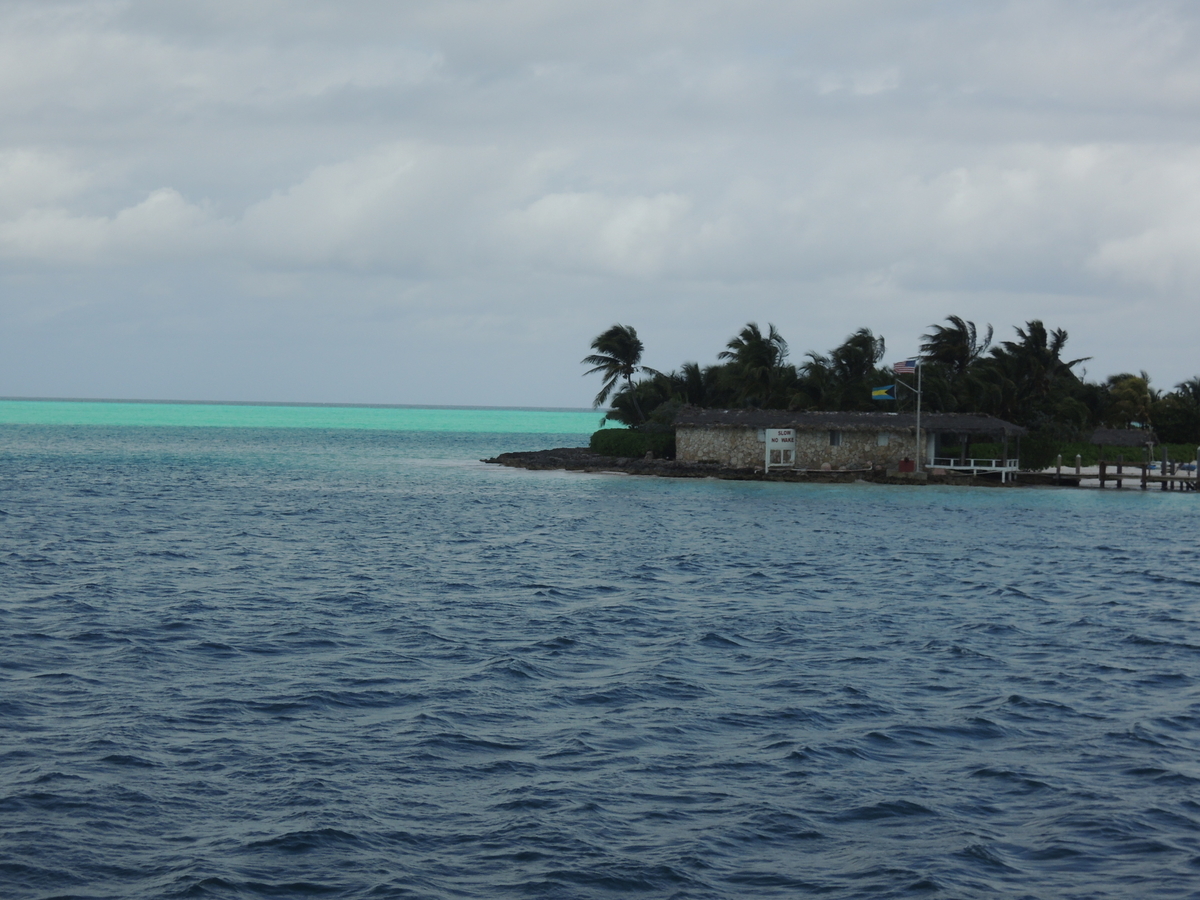 ターコイズブルーのカリブ海とサファイアブルーの大西洋が出会う島。異なる二色の海を見渡すことができる奇跡的な光景。バハマにある「エルーセラ島」。via:https:pin.it LyBPum6絶景事典絶景エルーセラ島バハマ