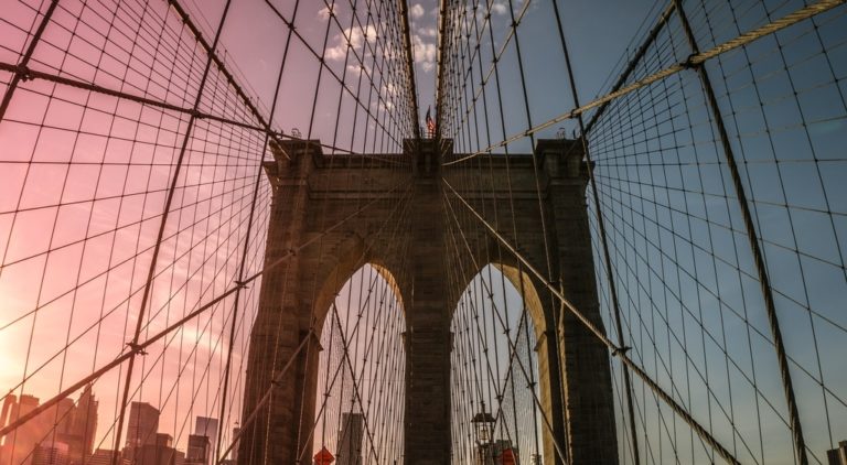 ブルックリンブリッジBrooklyn BridgeとマンハッタンLower Manhattanのスカイラインをニューヨーク市の ブルックリン・ブリッジ・パークから眺めるPremium写真