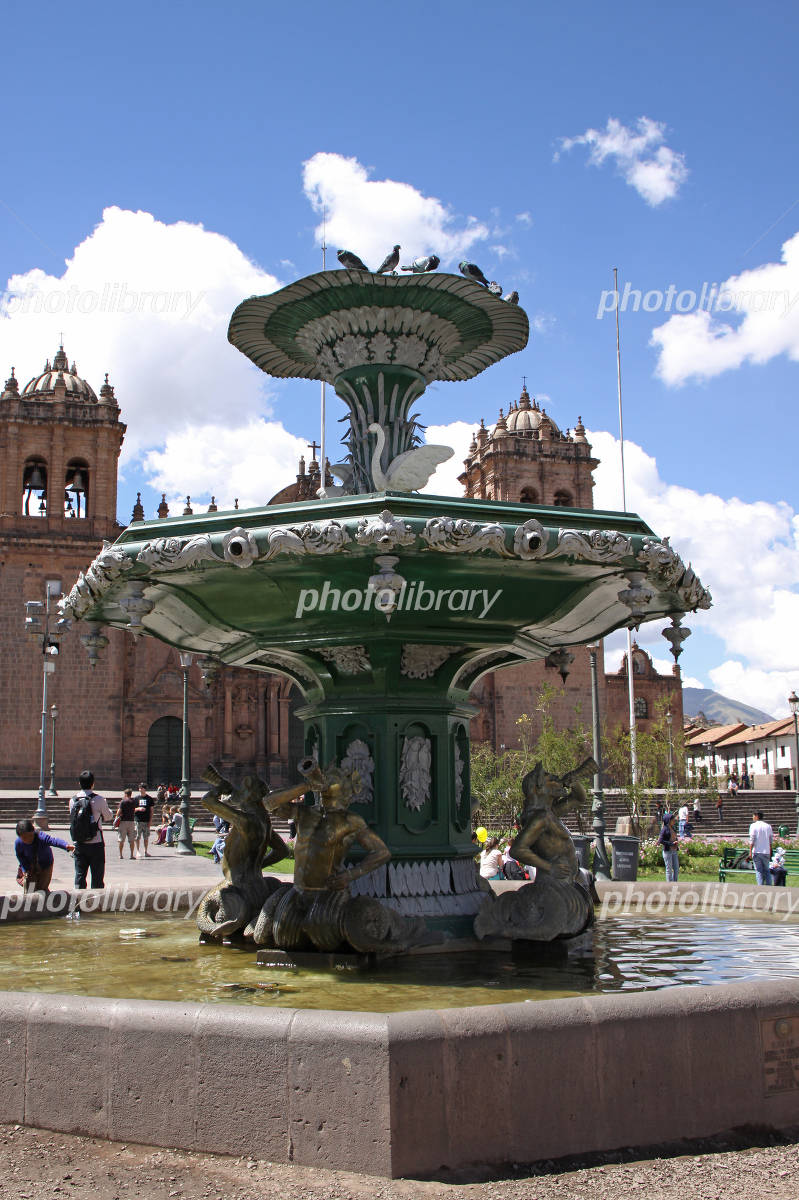 クスコ。ペルー。 04.22.08。南米ペルーのクスコ市 クスコ にあるアルマス広場。戦士の広場としても知られるこの広場は、古い植民地地区の中心にあります。ユネスコ世界遺産。の写真素材・画像素材Image