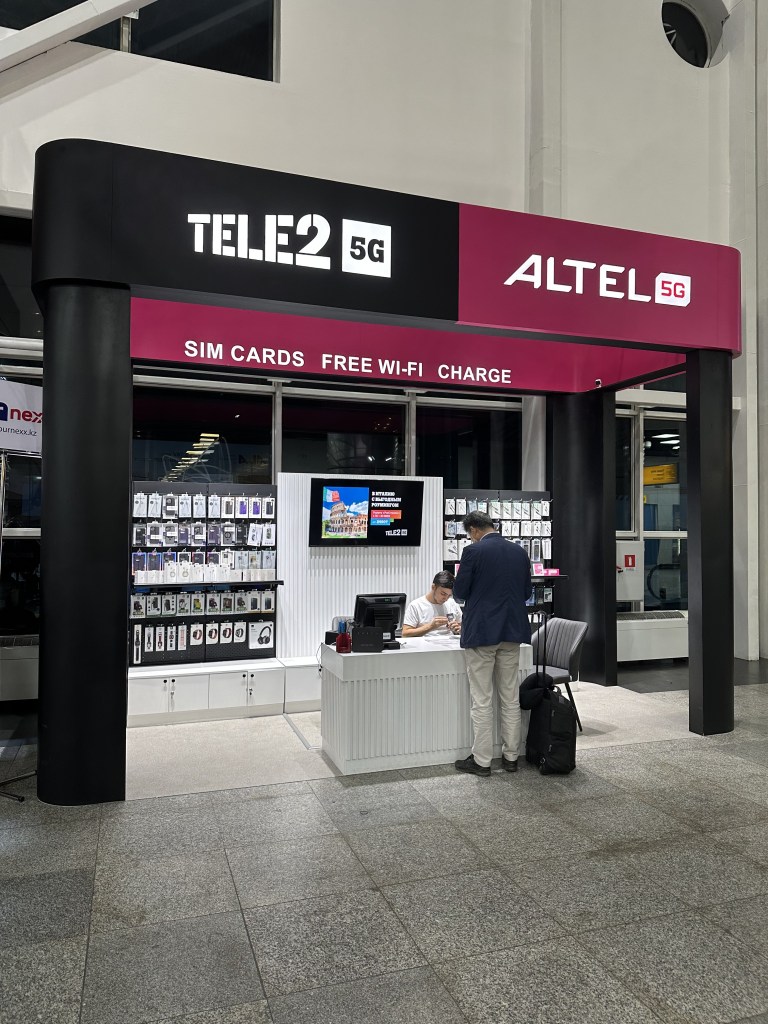 カザフスタンのアルマトイからアゼルバイジャンのバグーへ飛ぶ、空港で寝る男 2023.10.18～19Yuru Solo Travel