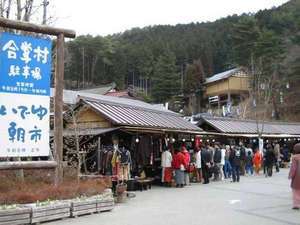 下呂温泉合掌村下で開催され、地元特産品などをお値打ちに提供する「いで湯朝市」が今年もスタートしました☀️地元で採れた野菜や特産品のトマトジュースにブルーベリージャム、五平餅や地酒、あかかぶの漬物のほか、和雑貨や木工品のお店が軒を連ねています😋 朝市は