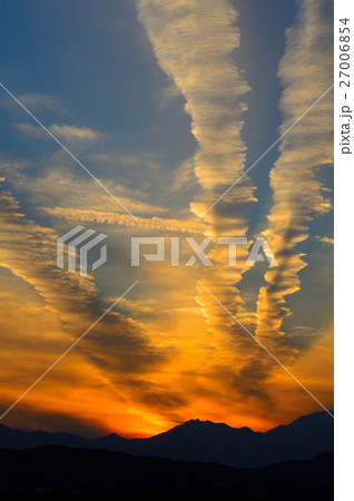 夕焼けに輝く オレンジ色の飛行機雲 - ウェザーニュース