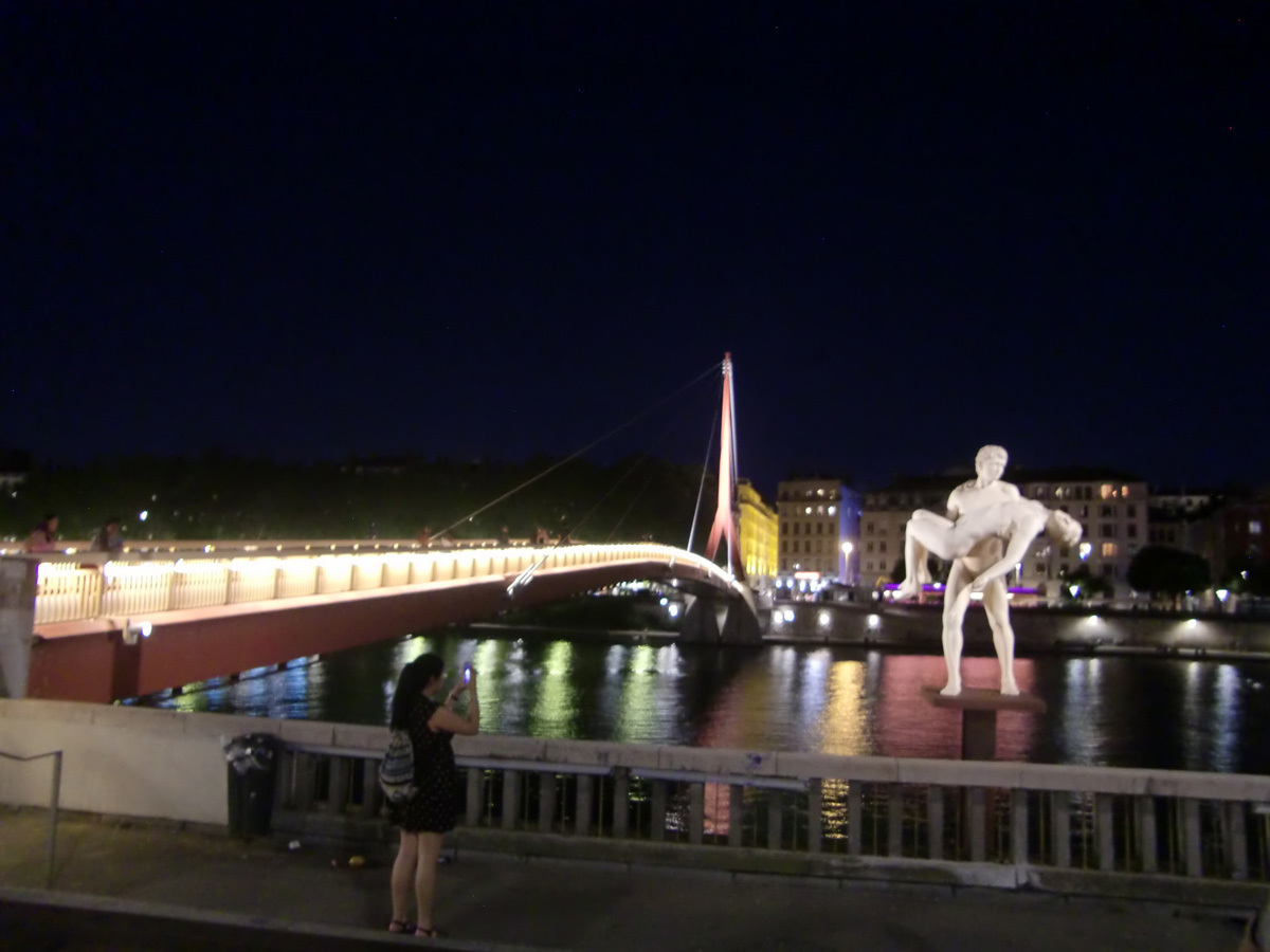 フランス・リヨンのローヌ川の照らされた川の夜景の写真素材・画像素材 Image 125569171