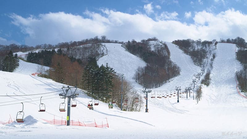 湖の絶景を眺めながら滑るびわ湖バレイスキー場