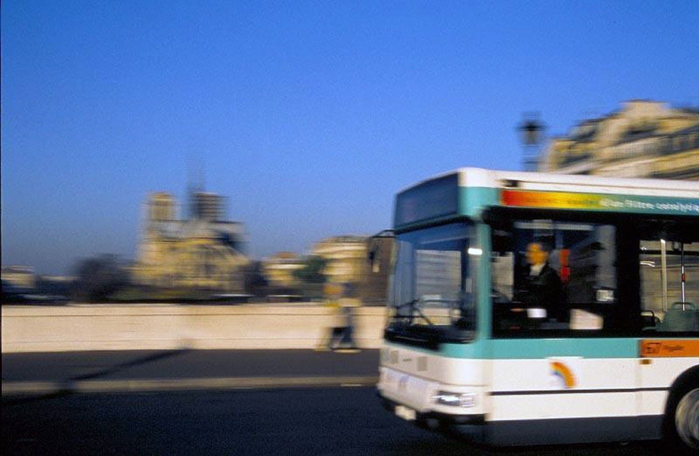 パリのバス乗り方ガイド〜路線図、料金、おすすめ観光ルートロコタビ