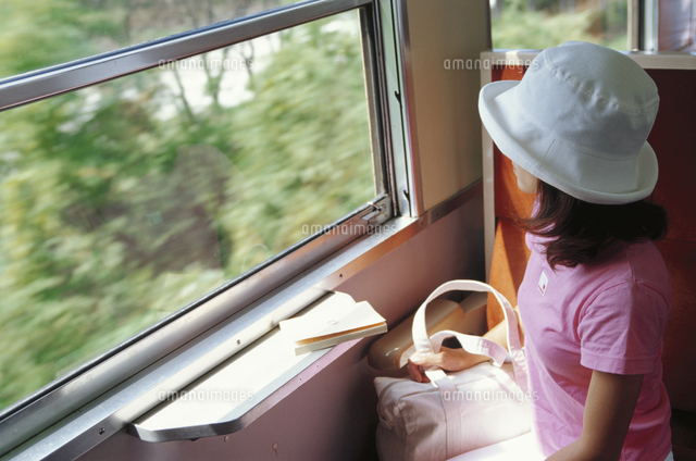 電車の車窓から景色を見る女性 10990009043 の写真・イラスト素材アマナイメージズ