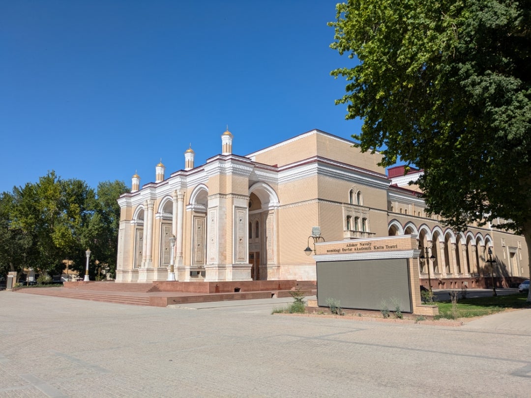 ウズベキスタン舞鶴公演「第ニ次世界大戦でソ連の捕虜となりナヴォイ劇場の建設に携わった抑留生存者が舞台に」