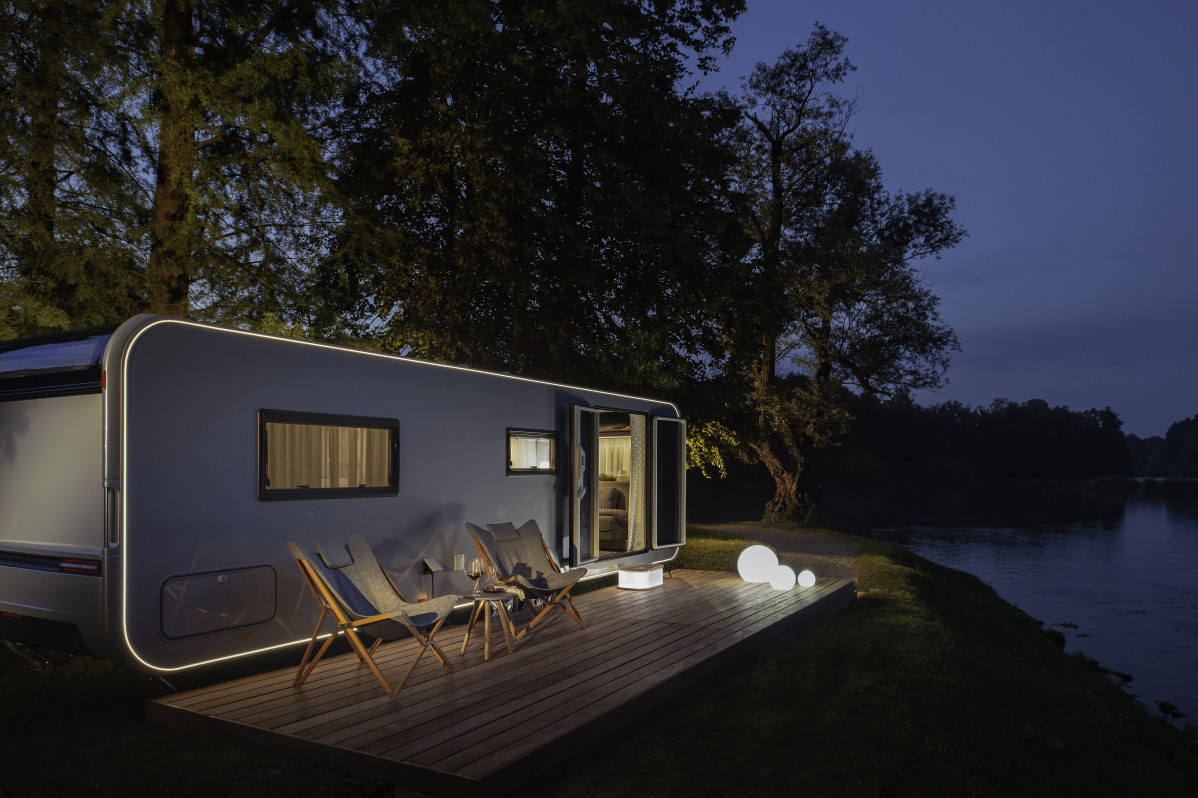 広い！高級キャンピングトレーラー「エアストリーム」最新モデルをレビューキャンピングカー・車中泊BE-PAL キャンプ、アウトドア、自然派生活の情報源ビーパル