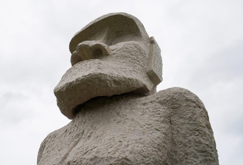 北海道旅行 札幌の静かな名所「真駒内滝野霊園」に並ぶモアイ像チームJマダム YUKAのブログチームJマダムブログWeb