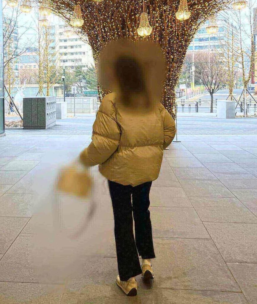 １月の韓国・ソウルの服装は？冬の寒さ対策TIPを紹介 📍弘大 ホンデ最低気温が－10度❄🌡を下回る日も珍しくない１月のソウル。凍ったままの水たまりや溶け残った雪☃が、厳しい寒さを物語っています🥶そんな中、弘大を行き交う街の人々は思い思いのお洒落を楽しんでい