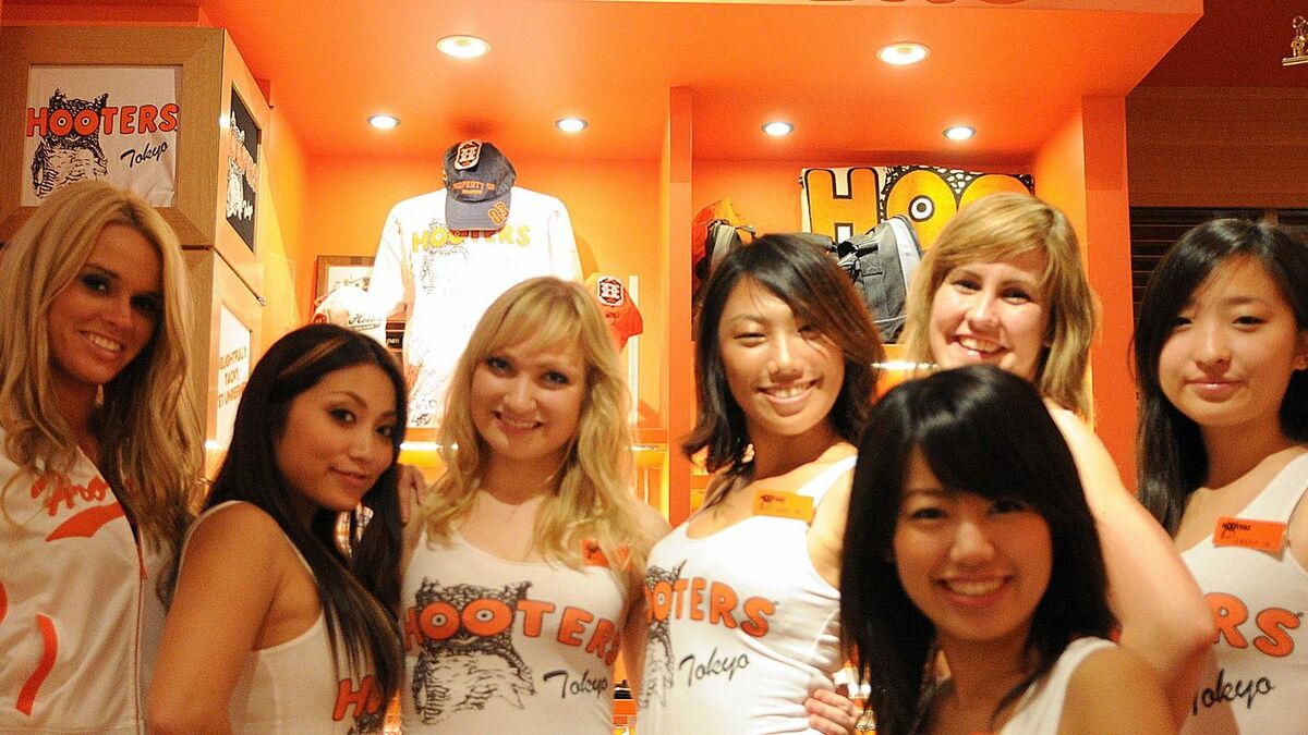 フーターズガールが歌って踊るレストラン「HOOTERS OSAKA」に行ってきた - GIGAZINE