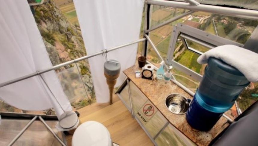 高い崖の岩肌で眠りたい人に、ガラスの「カプセルホテル」 - ライブドアニュース