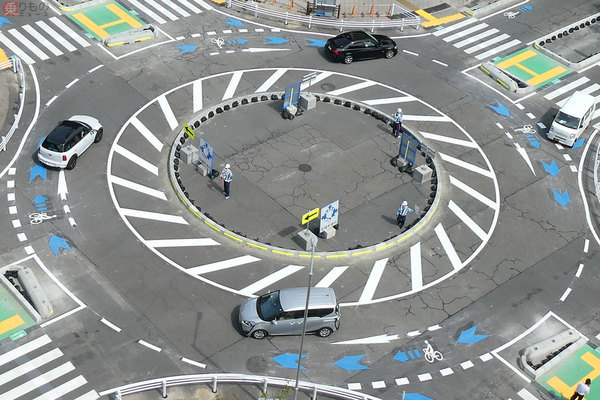 信号待ちなし、事故減少 メリット多い「ラウンドアバウト」、なぜか日本で広がらないワケMerkmal メルクマール-4