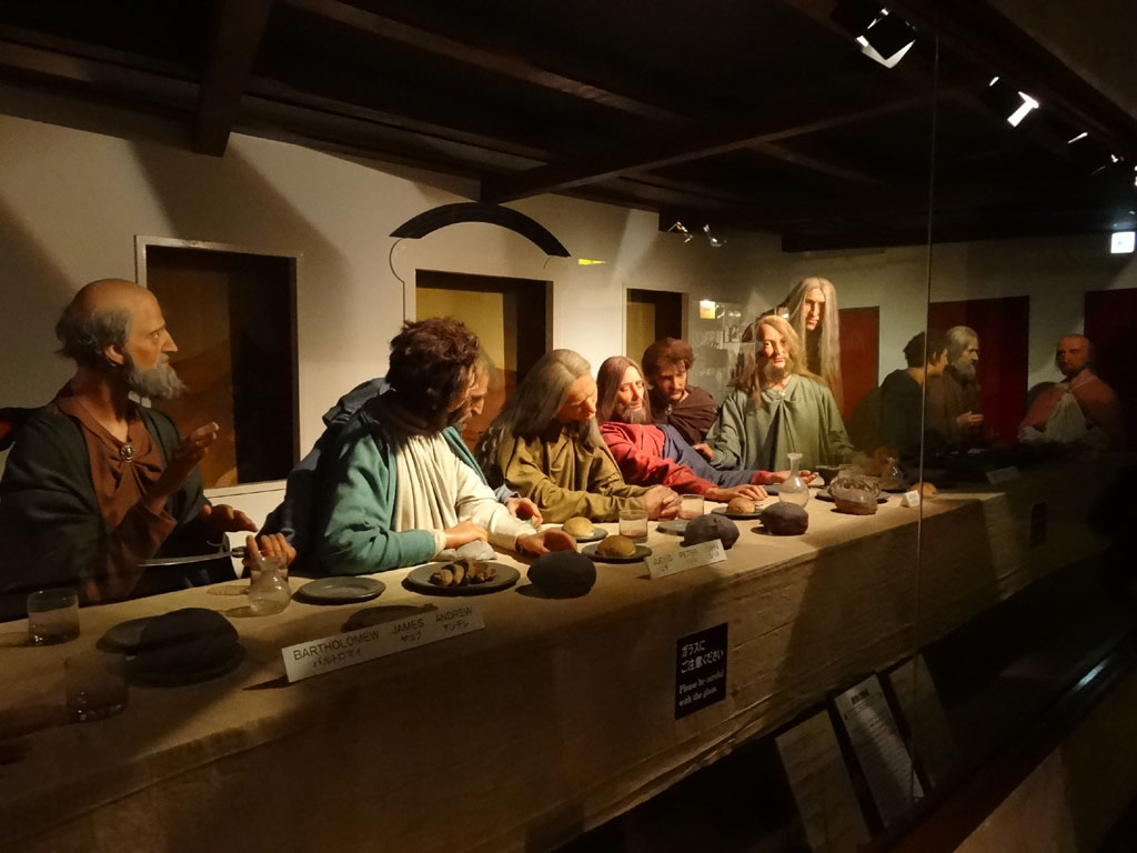東京タワー蝋人形館 - ゴミ箱の中の花