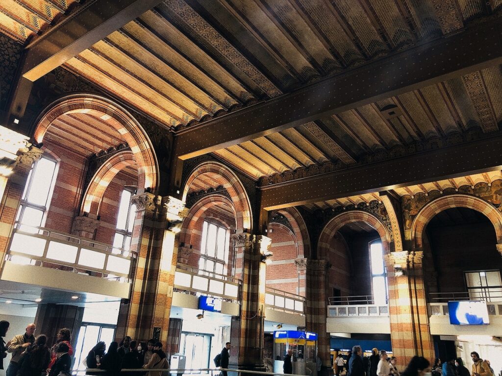 アムステルダム中央駅へ‼️ 東京駅のモデルです✨たしかに似ています✨ アムステルダム中央駅の向こう側はなんと海です✨✨構内抜けると広がる景色✨✨美しい✨ 鳥もたくさん飛んでいて〜気持ちよさそう！ アムステルダムを短い時間でしたが大いに楽しめました✨