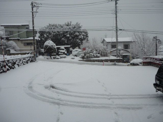 今朝の伊香保温泉です、天気は良いのですが道路にはまだ雪が積もってます。来られるときは冬用タイヤ、チェーン等の滑り止め必須です。伊香保温泉 伊香保温泉岸権旅館伊香保温泉石段街