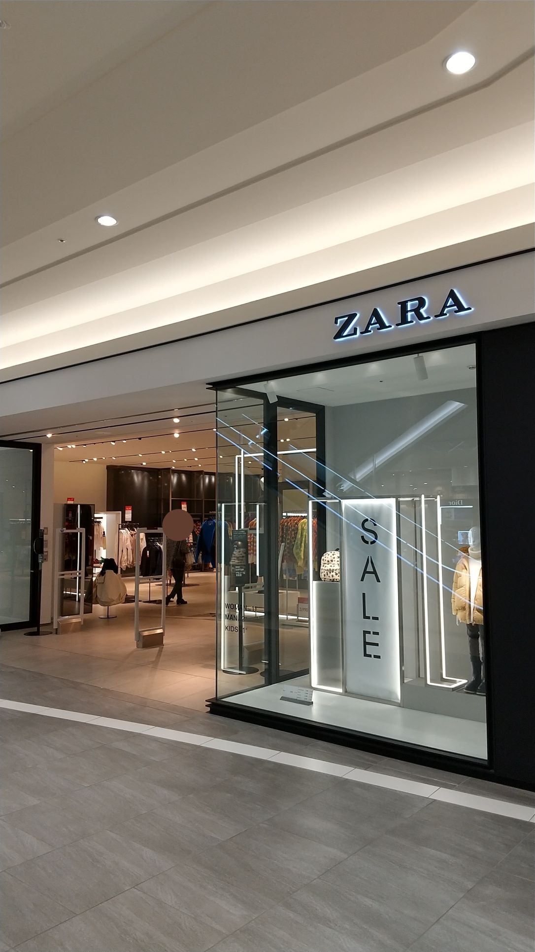 パーティで久々にドレスアップした日🖤 ZARAの売れ残りsaleで見つけたスーツが評判良かった！笑 ストレッチ素材でフレアで脚長効果抜群✨  #絶対この格好でふざけるな