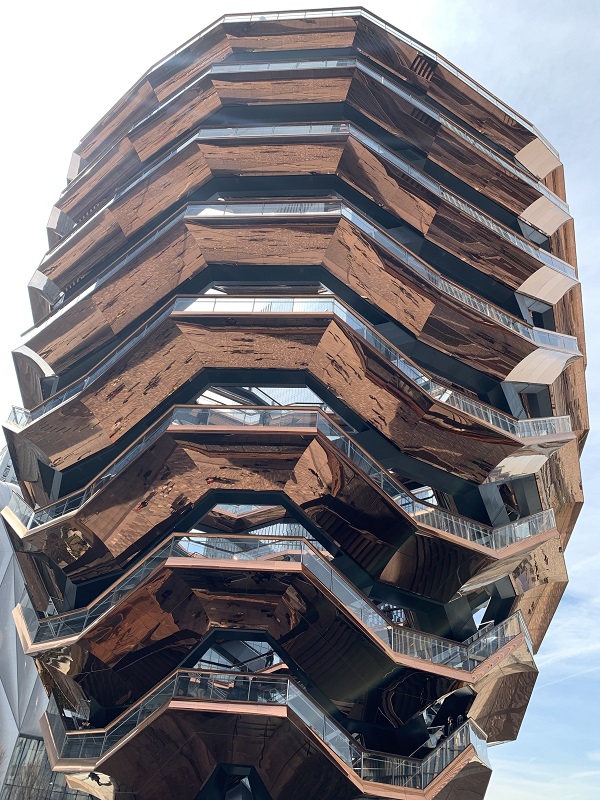 ニューヨーク-2019年3月19日：ハドソンヤードのパブリックスクエアとガーデンの目玉であるベッセルがマンハッタンのウェストサイドにオープンしました。精巧なハニカムのような構造は16階建てですの写真素材・画像素材Image 120755197