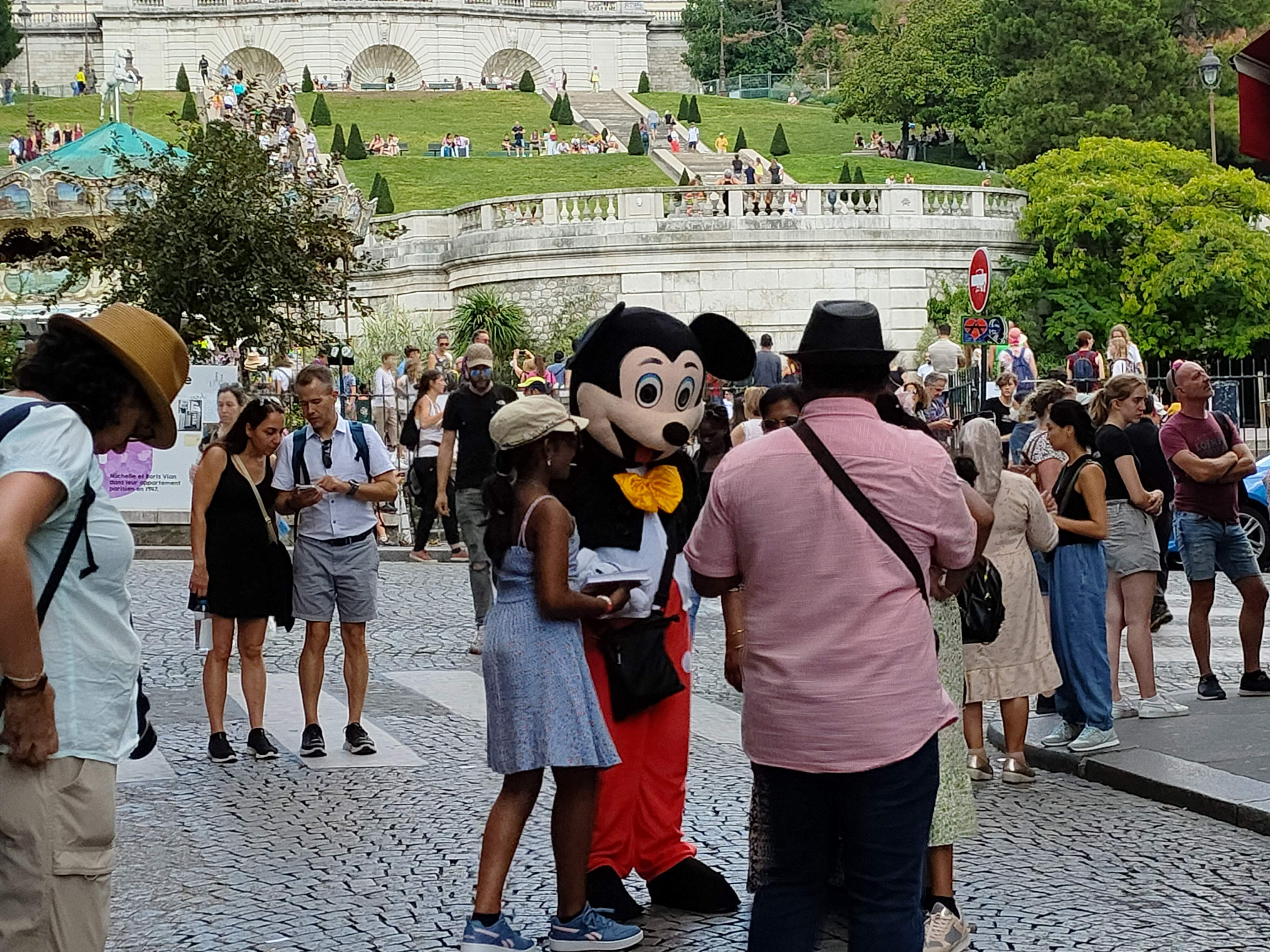 モンマルトルの丘は 治安があまりよくないけど 見晴らしは めちゃくちゃいい その丘の中腹で
