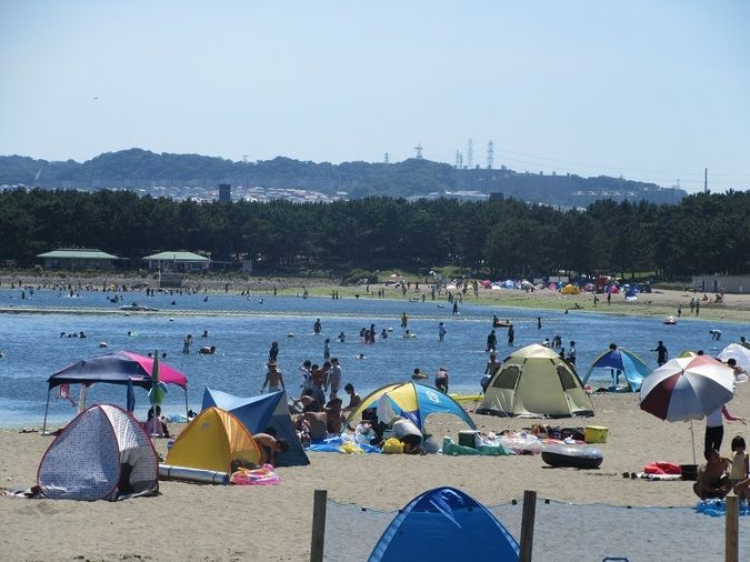 夏の海で水しぶきで遊ぶ幸せな子ども。夏休み。海で波の子供の遊び。海で遊んで水滴をはねかける小さな子供。子供は海で水しぶきを流します。夏休み。の写真素材・画像素材Image 207064258