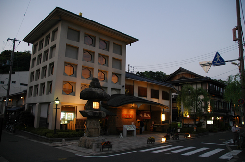 早朝の城崎温泉 地蔵湯 モダンな建物の写真素材101562963- PIXTA