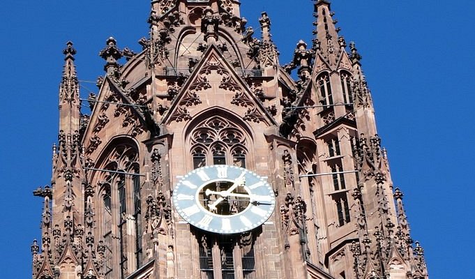 世界の街角 世界的金融街ドイツ・フランクフルトの大聖堂で新旧入り混じるドイツならではの美しい風景を堪能しよう！ -