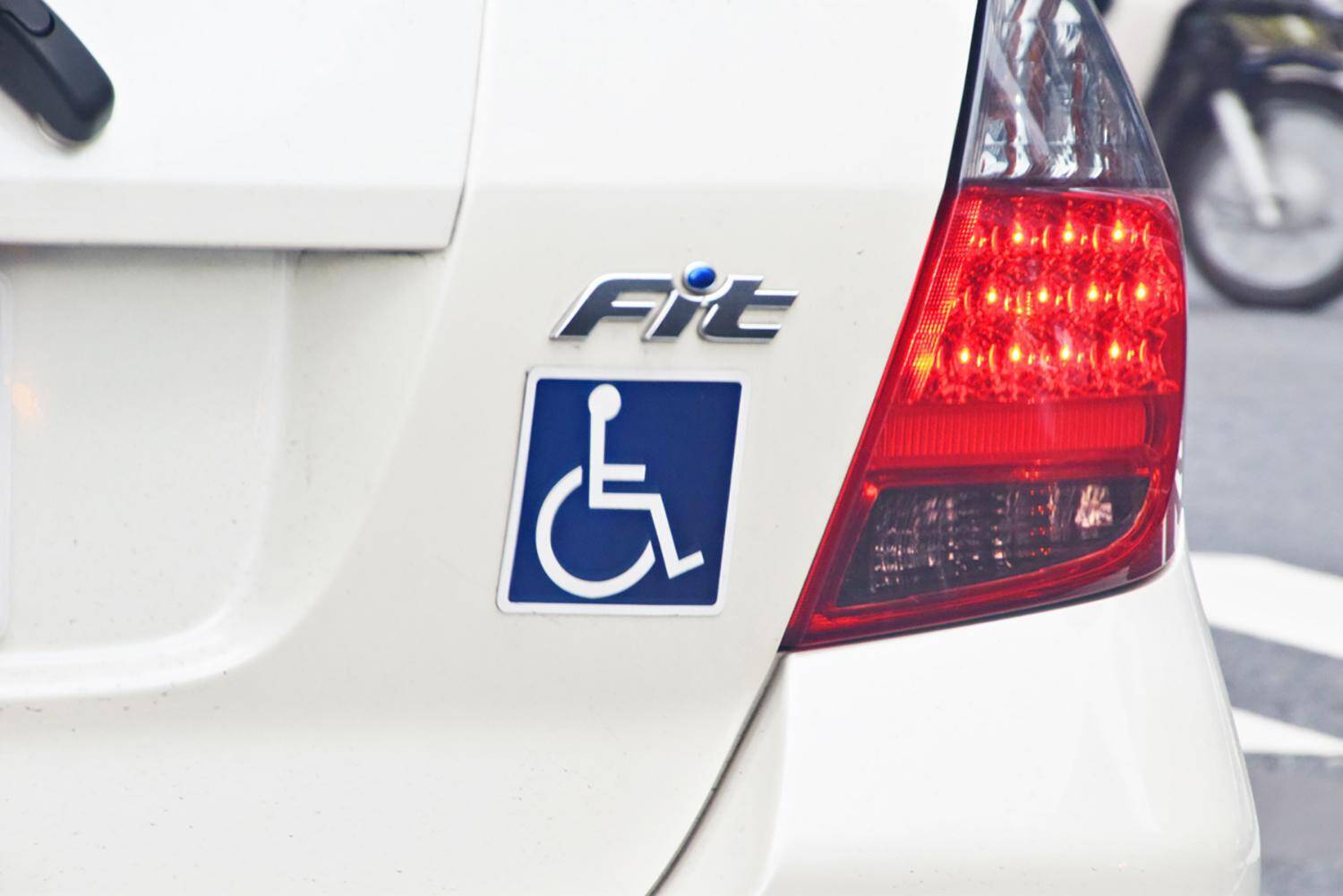 くるまめ知識自動車に貼るさまざまな標識 マーク の意味とは？暮らしとくるま