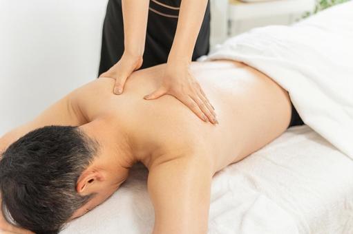 メンズセラピストによるオイルマッサージ 身体を引き締め、疲れも吹き飛ばします｜TOTAL BODY CARE SALON