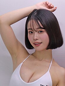 森香澄“手ブラ”で大胆美バスト解禁「ホクロがえちぃ」「めっちゃ攻めてる！」 『anan』名物バスト特集に登場 |