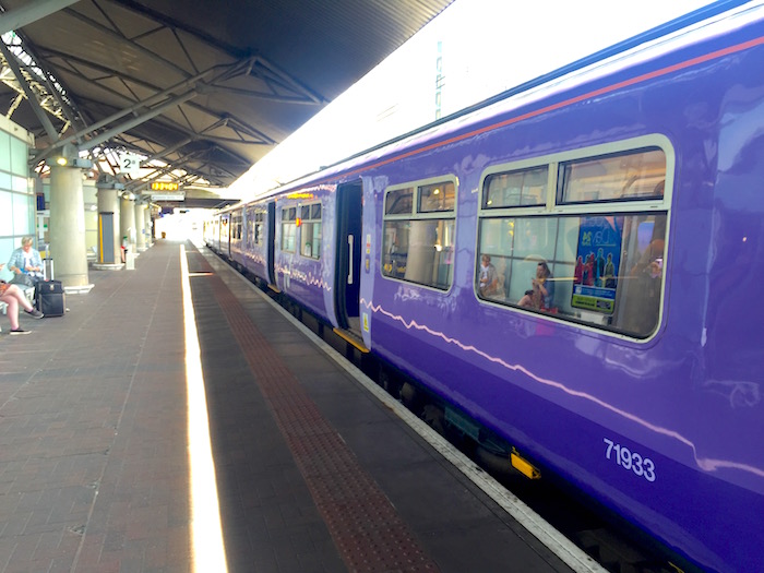 マンチェスターからリバプールまでの列車高速鉄道チケット