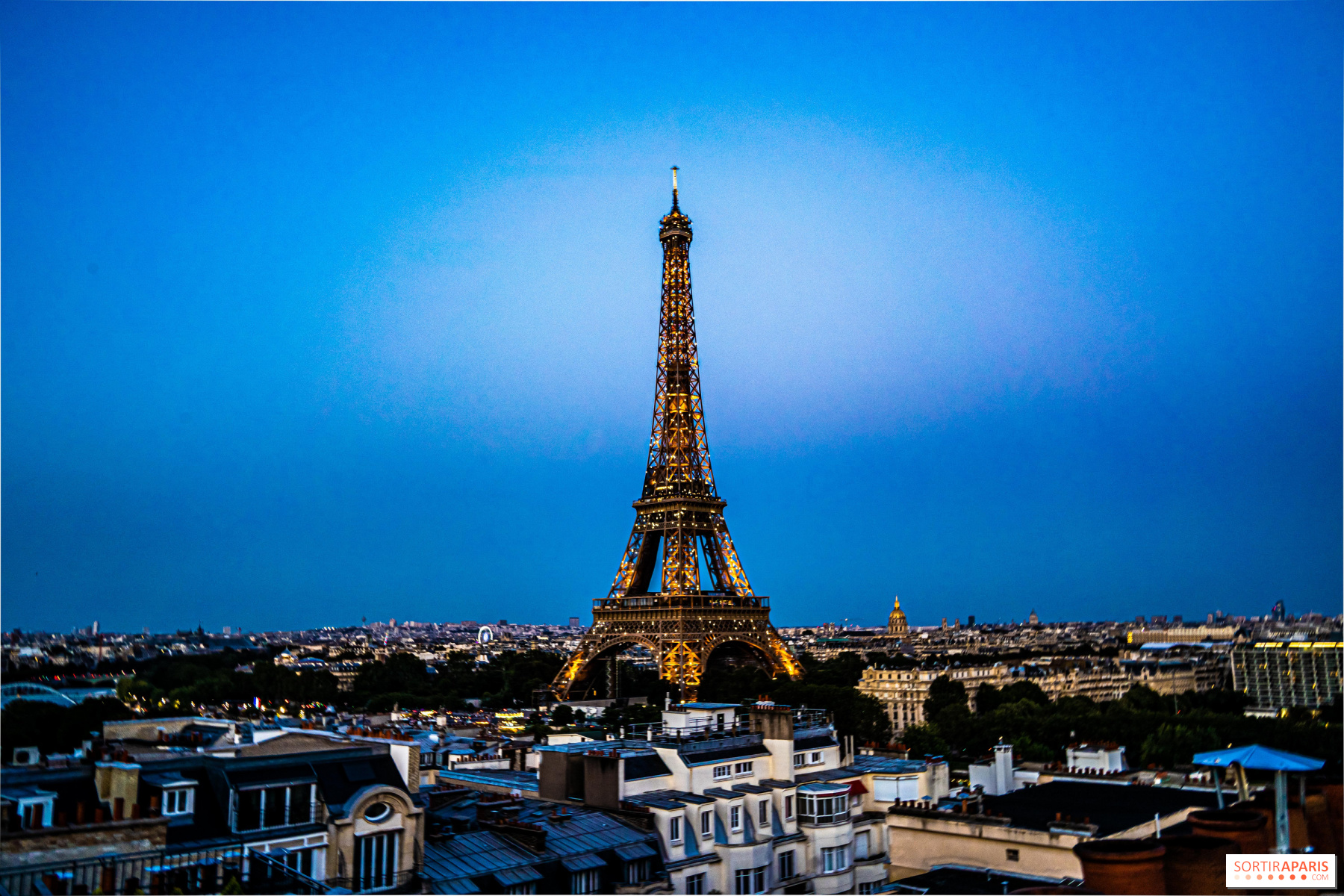 エッフェル塔、初のジャパンカラーに 皇太子さまが点灯：朝日新聞