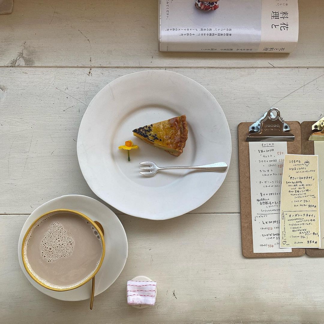 GUF FUKUOKA JR香椎駅前、隠れ家カフェが福岡 初上陸。ビル7階の絶景テラスで、とろけるバスクチーズケーキと芸術的なリングラテを。白タイルと水面テーブルが織りなす非日常空間で、インスタ映えの至福のひとときを。若い女性に大人気の秘密の 隠れ家へ。