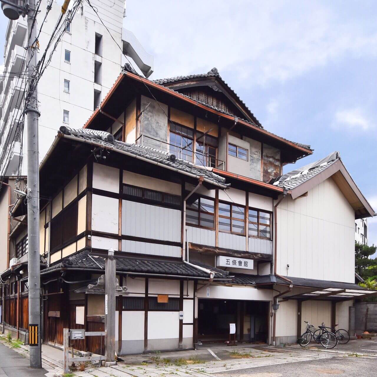 京都 島原」 日本最古の花街を歩いて、遊郭建築と100​年の珈琲を堪能する