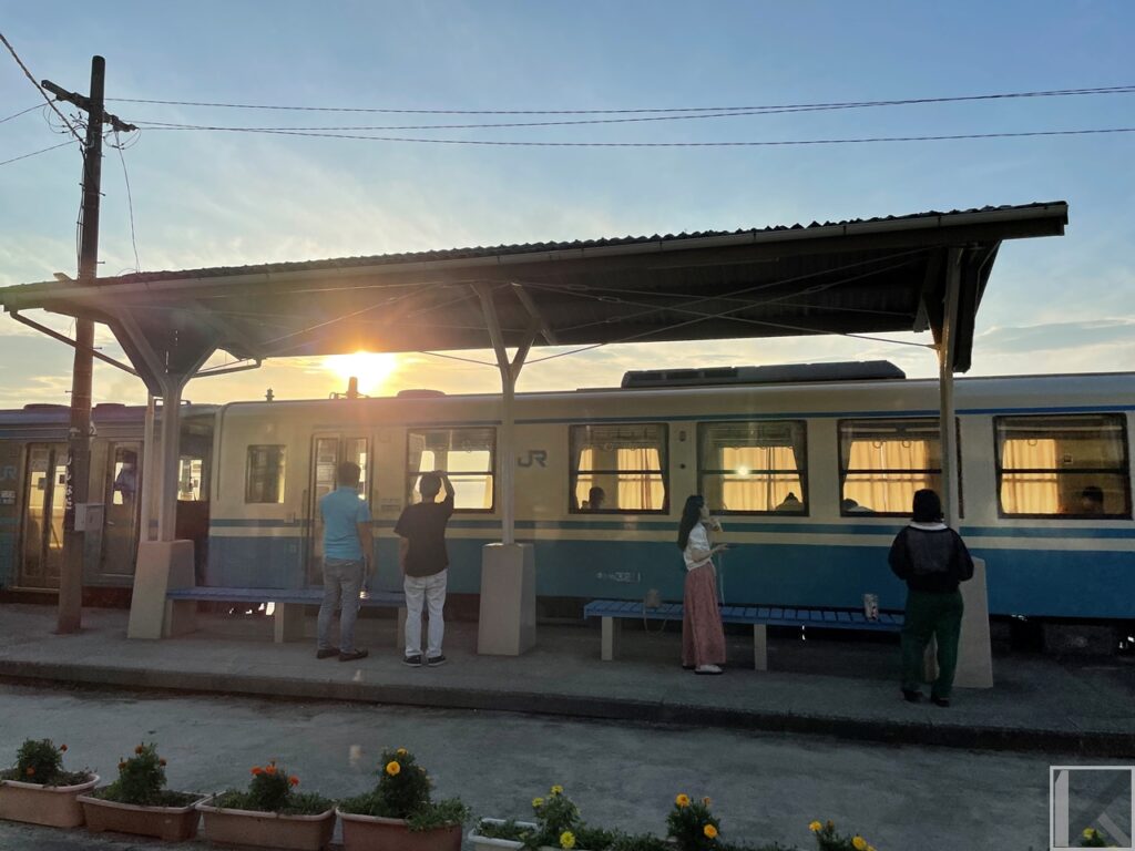 愛媛観光 車で行く下灘駅周辺の夕日スポットとおすすめのグルメスポットを徹底紹介！ - AVA
